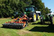 =Rückansicht der ungleichen John Deere - Brüder, gesehen beim John Deere - Lanz - Treffen im Kirchheim am See im August 2016