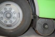 Wahrscheinlich ein Mercedes-Benz LPS 1632 im Oktober 2016 in Prora.
Vier abgesenkte Laufräder dienten der Schienen-Spurführung.