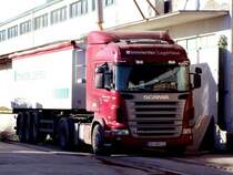 Scania R470 der Innvierler Lagerhausgenossenschaft wird am Bahnanschlugleis mit Getreide beladen; 081204