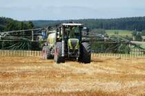 =Claas Xerion unterwegs auf einem abgeernteten Feld in 36100 Petersberg-Marbach im September 2016