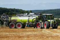 =Claas Xerion unterwegs auf einem abgeernteten Feld in 36100 Petersberg-Marbach im September 2016