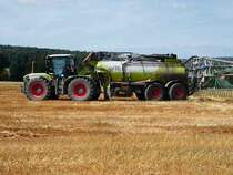 =Claas Xerion unterwegs auf einem abgeernteten Feld in 36100 Petersberg-Marbach im September 2016