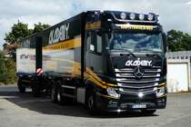 =MB Actros als Hängerzug der Fahrschule  Hacker  steht auf dem Autohof Fulda-Nord, August 2016