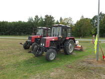 Belarus-820 gesehen am 20.9.2016 auf einer Wiese bei Tschenstochau, Polen /

	
Antrieb: 4-Takt-Reihendieselmotor ohne Turboaufladung, mit Direkteinspritzung 59,6 kW (81 PS)/ Anzahl der Gänge. /: 18 Vorwärts-, 4 Rückwärtsgänge  / 
