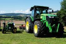 =John Deere 7er Serie und Baureihe 200 im Größenvergleich, gesehen beim John Deere - Lanz - Treffen im Kirchheim am See im August 2016