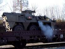 PANDUR(03005-R) wird in Krze den Waggon am Bhf. Ried i.I. verlassen;  081204