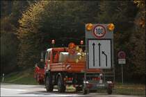 M�harbeiten: Herabsetzung der Geschwindigkeit auf 100 Km/H. Gezogen wird die  Vorwarntafel durch den MAN LE10.220