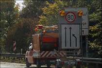 Mharbeiten: Herabsetzung der Geschwindigkeit auf 80 Km/H. Gezogen wird die  Vorwarntafel durch den T4 VW Transporter. (13.10.2008)