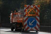 Die fahrbare Absperrtafel wird vom Actros 1831 gezogen und sichert das Mhfahrzeug von hinten ab. (13.10.2008)