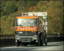 Actros 1831 mit fahrbare Absperrtafel. (13.10.2008)
