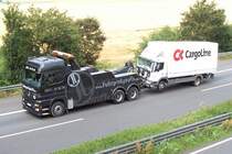 Mercedes LKW-Bergefahrzeug mit Unfall-Lkw  Cargoline  am Haken - 29.06.2006