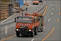 MAN ME10.220 mit Absperrtafel ist in schneller Fahrt in Richtung Meinerzhagen unterwegs. (22.10.2008) 