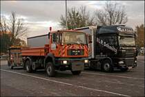 MAN trifft schwarze Schnheit :-D MAN 19.364 der Autobahnmeisterei Ldenscheid steht am Morgen des 24.10.2008 neben einem DAF XF105.460 mit  SuperSpaceCab  der Spedition H.P. SCHMITZ aus Euskirchen.
