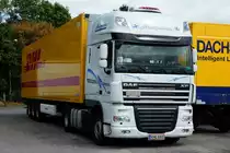 =DAF XF mit DHL-Auflieger rastet auf dem Autohof Fulda-Nord im September 2016