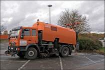 MAN LE18.220 der Autobahnmeisterei Freudenberg. Nachdem das Laub eingesaugt wurde, wurde das ebenfalls eingesaugte Regenwasser aus dem Schmutzbeh�lter abgelassen. (10.11.2008)
