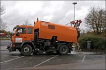 MAN LE18.220 der Autobahnmeisterei Freudenberg. Nachdem das Laub eingesaugt wurde, wurde das ebenfalls eingesaugte Regenwasser aus dem Schmutzbeh�lter abgelassen. (10.11.2008)
