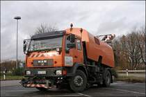 MAN LE18.220 der Autobahnmeisterei Freudenberg. Nachdem das Laub eingesaugt wurde, wurde das ebenfalls eingesaugte Regenwasser aus dem Schmutzbehlter abgelassen. (10.11.2008) 

