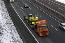 Ein Volvo FH von B.W. SLIK bzw. HOLTROP V.D. VILST ist mit einem Bagger bei L�denscheid unterwegs.
