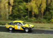 Nr.:1, Georg Berlandy/Ulrike Schmitt, Opel Kadett C GTE, auf teils noch glaten Asphalt, Rally Köln - Ahrweiler 12.11.2016