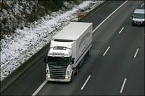 SCANIA RENT: Ein Scania Highline R380 schleppt einen K�hlauflieger der  HAMBURGER SPEDITION  bei L�denscheid. (11.12.2008)
