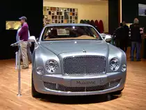 Mulsanne Bentley. Der 5,58 Meter lange und 2,6 Tonnen schwere Viertürer orientiert sich optisch an der typischen Formensprache der Marke. Die Karosserie besteht teilweise aus Aluminium. Die optionale Kühlerfigur „Flying B“ ist versenkbar - 09.03 2011 