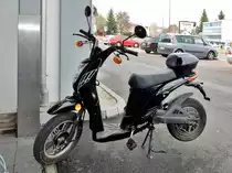 E-Mofa Hitec HTCM500. Bürstenloser Hecknabenmotor 500 W 48 Volt / 15 Ah Blei Akku. Reichweite 30 - 50 km ( je nach Steigung und Gewicht). Höchstgeschwindigkeit 20 km/h, mit Tretunterstützung bis 25 km/h. Gewicht ohne Akku 66 kg. Aufgenommen am 8. November 2016 in Wetzikon, Kanton Zürich, Schweiz
