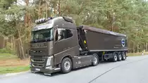 Volvo FH4 am 5.Oktober 2016 auf dem Parkplatz an der B189 bei Seehausen. Es wird Pause gemacht. 