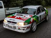 Subaru Impreza I im Memoriam  Ranga L.  in historischer Kleidung von den 90-ern. Aufnahmezeit: 13.08.2016.