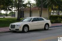 Ein Chrysler 300 C, aufgenommen am 3. Oktober 2008 in Miami Beach, Florida / USA.