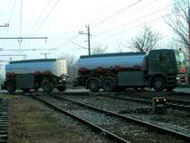 MAN-Tankzug quert den Bahnbergang bei Bruck/Leitha; 081210
