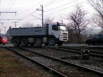 VOLVO-400 quert den Bahnbergang bei Bruck/Leitha; 081210