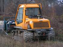 MULAG M�hraupe RM 70 wird einem PKW-Anh�nger entladen; 081210