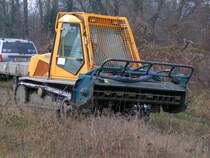 MULAG Mhraupe RM 70 wird sich in Krze ber das Gestrpp im Eisenbahn-Bereich Bruck/Leitha heranmachen; 081210