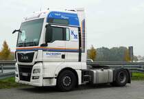 =MAN-Zugmaschine von KAJ MADSEN  rastet im Oktober 2016 auf dem Autohof Fulda-Nord