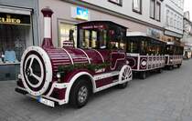 Straßen-Eisenbahn wartet am Goslaer Weihnachtsmarkt auf Fahrgäste, 11-2016