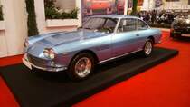 Ferrari 330 GT 2+2. 1964 - 1967. Hier wurde einer von 628 produzierten 330 GT 2+2 der ersten Serie, gebaut bis 1965, abgelichtet. Diese Modelle sind an den markanten,  Chinese-eyes  genannten Frontscheinwerfern, zu erkennen. Der V12-motor leistet 300 PS aus 3967 cm³ Hubraum. Essen Motor Show am 30.11.2016.