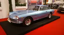 Ferrari 330 GT 2+2. 1964 - 1967. Hier wurde einer von 628 produzierten 330 GT 2+2 der ersten Serie, gebaut bis 1965, abgelichtet. Diese Modelle sind an den markanten,  Chinese-eyes  genannten Frontscheinwerfern, zu erkennen. Der V12-motor leistet 300 PS aus 3967 cm³ Hubraum. Essen Motor Show am 30.11.2016.