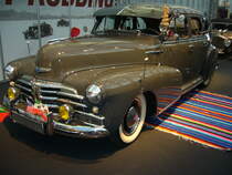 Chevrolet Fleetmaster Six 2100 FK fourdoor Sedan des Modelljahres 1948. Auch im Modelljahr 1948 war die Serie Fleetmaster die mittlere Ausstattungsvariante. Darunter rangierten die Modelle Stylemaster 1500 FJ und darüber die Modellvariante Fleetline 2100 FK. Von dieser Ausstattungsvariante verkaufte die Chevrolet Division 1948 248778 Einheiten. Der
6-Zylinderreihenmotor hat einen Hubraum von 3547 cm³ und leistet ca. 92 PS. Essen Motor Show am 30.11.2016.