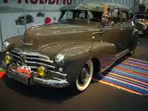 Chevrolet Fleetmaster Six 2100 FK fourdoor Sedan des Modelljahres 1948. Auch im Modelljahr 1948 war die Serie Fleetmaster die mittlere Ausstattungsvariante. Darunter rangierten die Modelle Stylemaster 1500 FJ und darüber die Modellvariante Fleetline 2100 FK. Von dieser Ausstattungsvariante verkaufte die Chevrolet Division 1948 248778 Einheiten. Der
6-Zylinderreihenmotor hat einen Hubraum von 3547 cm³ und leistet ca. 92 PS. Essen Motor Show am 30.11.2016.
