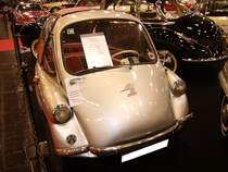 Heinkel Kabinenroller. 1956 - 1958. Der Kabinenroller der Stuttgarter Heinkel-Werke sah aus wie eine Kreuzung zwischen der BMW-Isetta und dem Messerschmitt-Kabinenroller. Während der dreijährigen Bauzeit wurden ca. 12000 Einheiten produziert. Motorisiert waren diese Rollermobile wahlweise, mit den aus den Heinkel Motorrollern bekannten 
1-Zylinderviertaktmotoren mit 174 cm³ oder 204 cm³ Hubraum. Die Rollermobile mit dem  größeren  Motor hatten vier, die schwächeren Rollermobile drei Räder. Der hier abgelichtete Roller hat den 204 cm³ Motor, der 10 PS leistet. Essen Motor Show am 30.11.2016.