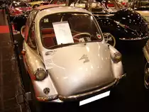 Heinkel Kabinenroller. 1956 - 1958. Der Kabinenroller der Stuttgarter Heinkel-Werke sah aus wie eine Kreuzung zwischen der BMW-Isetta und dem Messerschmitt-Kabinenroller. Während der dreijährigen Bauzeit wurden ca. 12000 Einheiten produziert. Motorisiert waren diese Rollermobile wahlweise, mit den aus den Heinkel Motorrollern bekannten 
1-Zylinderviertaktmotoren mit 174 cm³ oder 204 cm³ Hubraum. Die Rollermobile mit dem  größeren  Motor hatten vier, die schwächeren Rollermobile drei Räder. Der hier abgelichtete Roller hat den 204 cm³ Motor, der 10 PS leistet. Essen Motor Show am 30.11.2016.