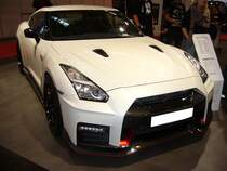 Nissan GT-R Nismo. 2014 bis heute. Der bereits 2007 vorgestellte GT-R ist der Nachfolger des legendären Skyline. Der abgelichtete Nismo ist das Topmodell der GT-R Baureihe und leistet aus seinem Biturbo-V6-motor mit einem Hubraum 3799 cm³ 600 PS. Der Wagen beschleunigt von 0 auf 100 km/h in 2,8 Sekunden. Die Höchstgeschwindigkeit liegt bei 315 km/h. Essen Motor Show am 30.11.2016. 