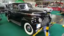 Chevrolet Special DeLuxe KA-Six fourdoor Sedan des Modelljahres 1940. Die Modelle dieser Serie waren am oberen Ende der Preisskala angesiedelt. Es wurden kaum Extras angeboten, da die Serienausstattung ausgesprochen umfangreich war. Diese bestand unter anderem aus einer Zeituhr, einer Armstütze zwischen Fahrer- und Beifahrerlehne, Doppelscheibenwischer, zwei Druckluftkompressorhupen, einem luxuriösem Lenkrad mit integriertem Hupenknopf und Aschenbechern vorn und hinten. Erstmals konnte der Käufer auch die Farben der Polsterung passend zur Fahrzeugfarbe auswählen. Der 6-Zylinderreihenmotor leistet 85 PS aus 3551 cm³ Hubraum. Essen Motor Show am 30.11.2016.