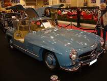 Mercedes Benz W198 I. 1954 - 1957. Über den  Gullwing  wurde bereits soviel geschrieben, das ich mich hier mit den technischen Daten begnüge. Der abgelichtete 300 SL entstammt dem Baujahr 1956 und ist im Farbton 334-hellblau lackiert. Der 6-Zylinderreihenmotor hat einen Hubraum von 2996 cm³ und leistet 215 PS, die dem Wagen, je nach Hinterradübersetzung, zu einer Höchstgeschwindigkeit von 220 km/h bis 250 km/h verhelfen. Essen Motor Show am 30.11.2016.
