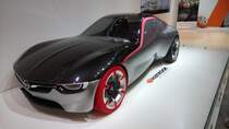 Opel GT Concept Car. 2016. Diese Studie wurde in diesem Jahr auf dem Genfer Salon vorgestellt. Momentan wird der genau 4 Meter lange Concept Sportler durch einen Elektromotor angetrieben. Gemäß den Mitteilungen der Fachpresse soll der Sportwagen demnächst mit einem 
1.0l 3-Zylinderreihenmotor mit Turbolader angetrieben werden. Dieser Motor soll dan 145 PS leisten. Essen Motor Show am 30.11.2016.