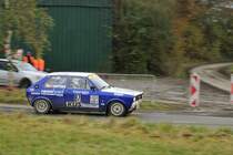 Nr.87 bei der  Youngtimer  39. ADAC Rallye Köln Ahrweiler 12.11.2016, Timo Hüppen & Diethelm Schafhaus auf VW Polo, Nachmittags beim abbigen in einen Wirtschaftsweg nähe Rodder