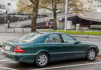 Mercedes-Benz S-Klasse W220, gesehen in Zürich am 12.11.2016.