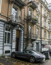 Mercedes-Benz AMG GT vor einem eleganten Bauwerk, gesehen in Zürich am 12.11.2016.