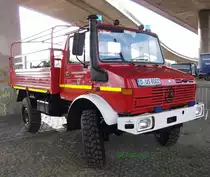 Mercedes Benz Unimog U 1300L der FW Düsseldorf.
Das Fahrzeug dient als Zugfahrzeug für die NEA 200 kVA, der Unimog sowie
die NEA sind zum THW OV Düsseldorf verteilt worden.
Aufgenommen im August 2016 beim NRW Fest in Düsseldorf