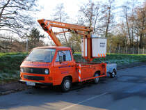 VW Bulli mit Hebebühne am 03.12.16 in Frankfurt Niederursel 